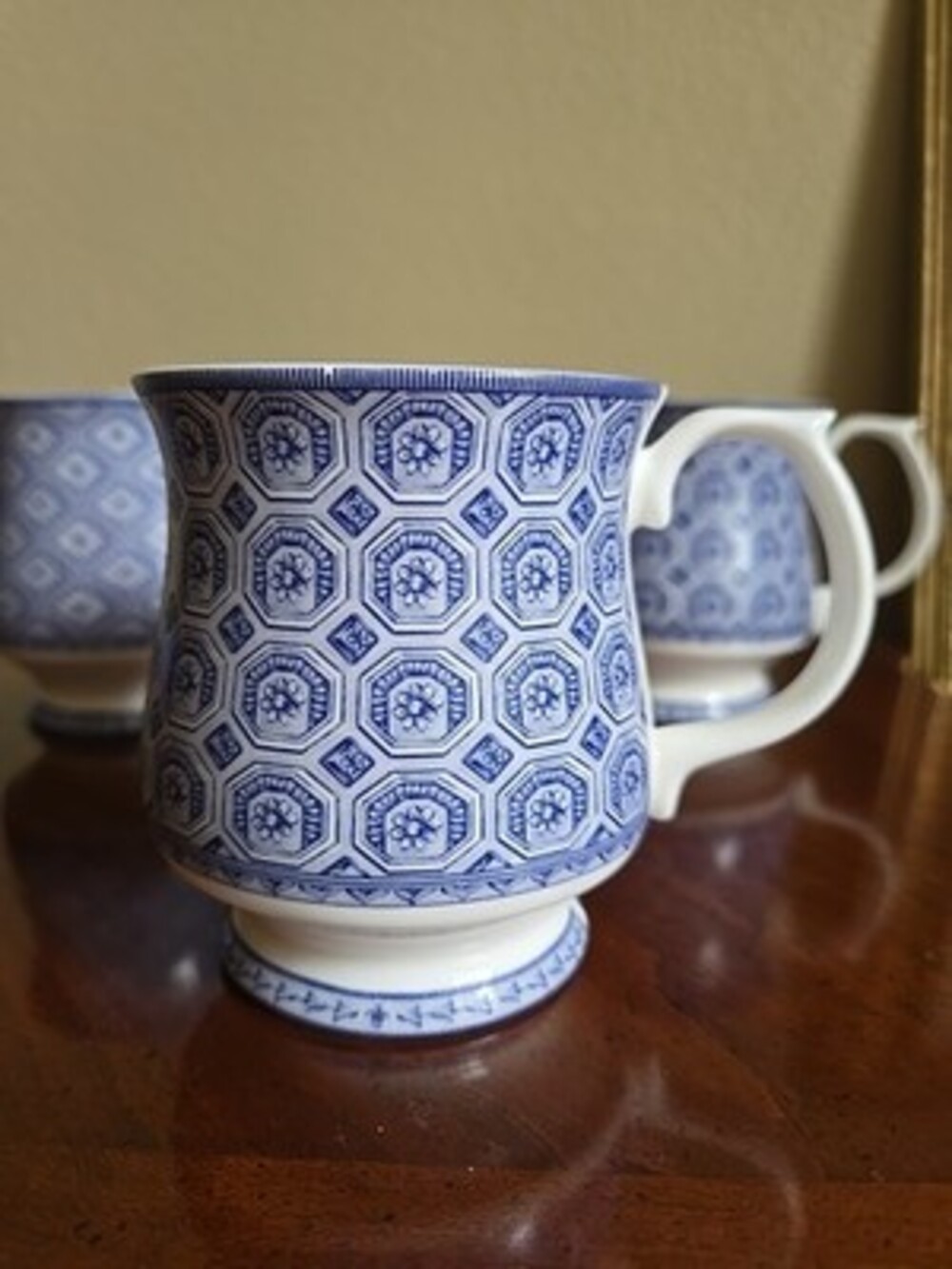 Blue & White Teacups Queen’s Fine Bone China (Churchill China) Blue Story -3